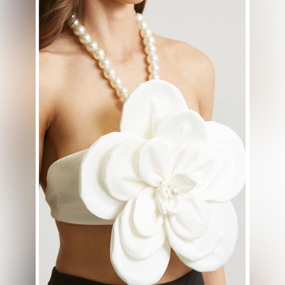 White flower top